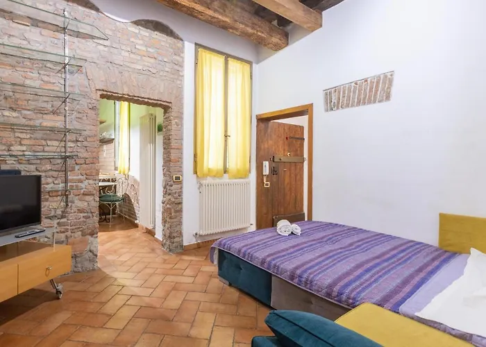 De\'Gombruti, Bologna By Short Holidays